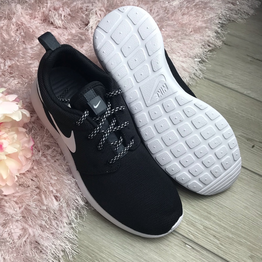 Brand New Nike Roshe One Black/White - Picture 4 of 8